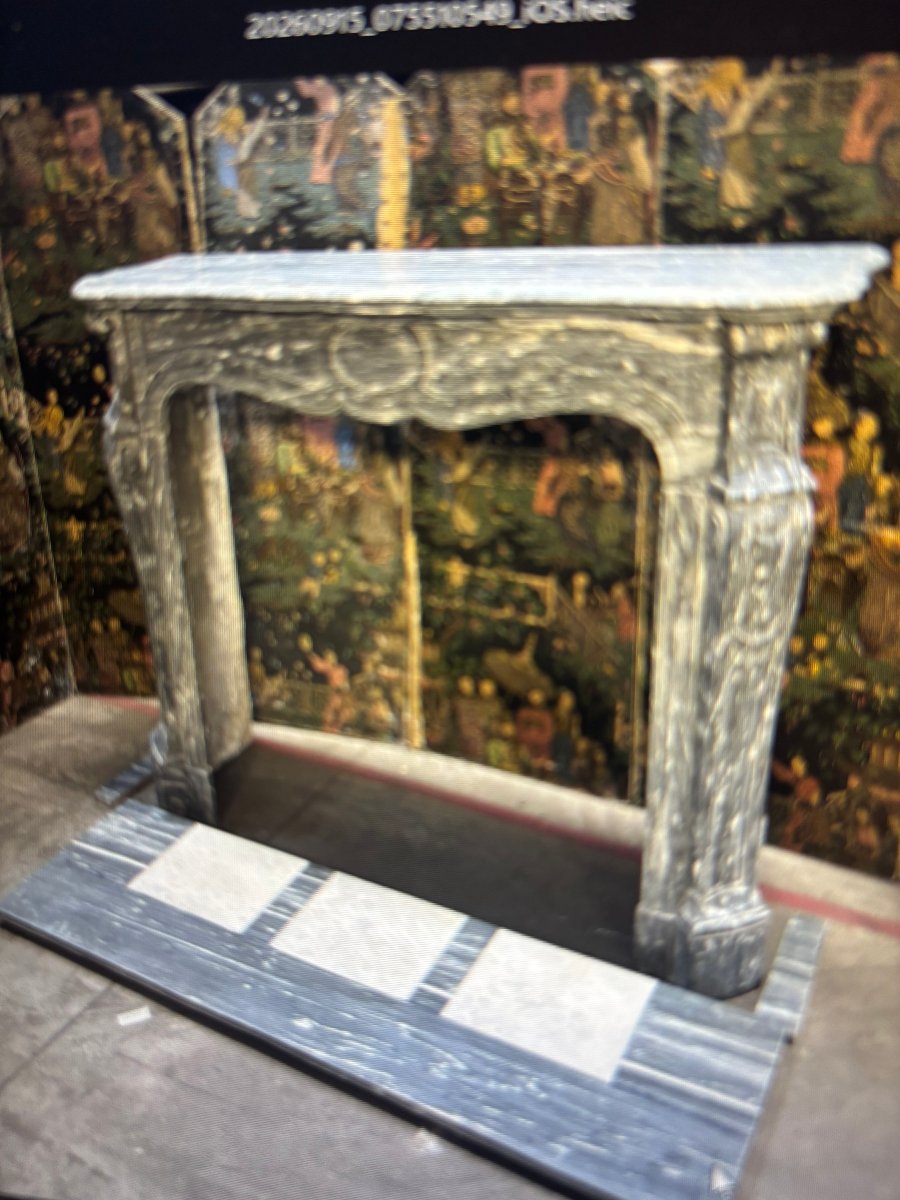 Cheminée en marbre Bleu Turquin d'Italie, lde style Louis XV d'époque XIXèe