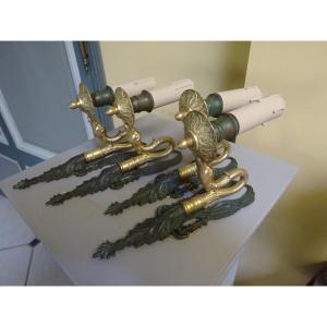 Suite de quatre appliques de style Empire en bronze deux patine début XXème