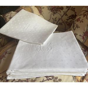 Suite de 8 très grandes serviettes de table en damassé d'époque fin XIXème