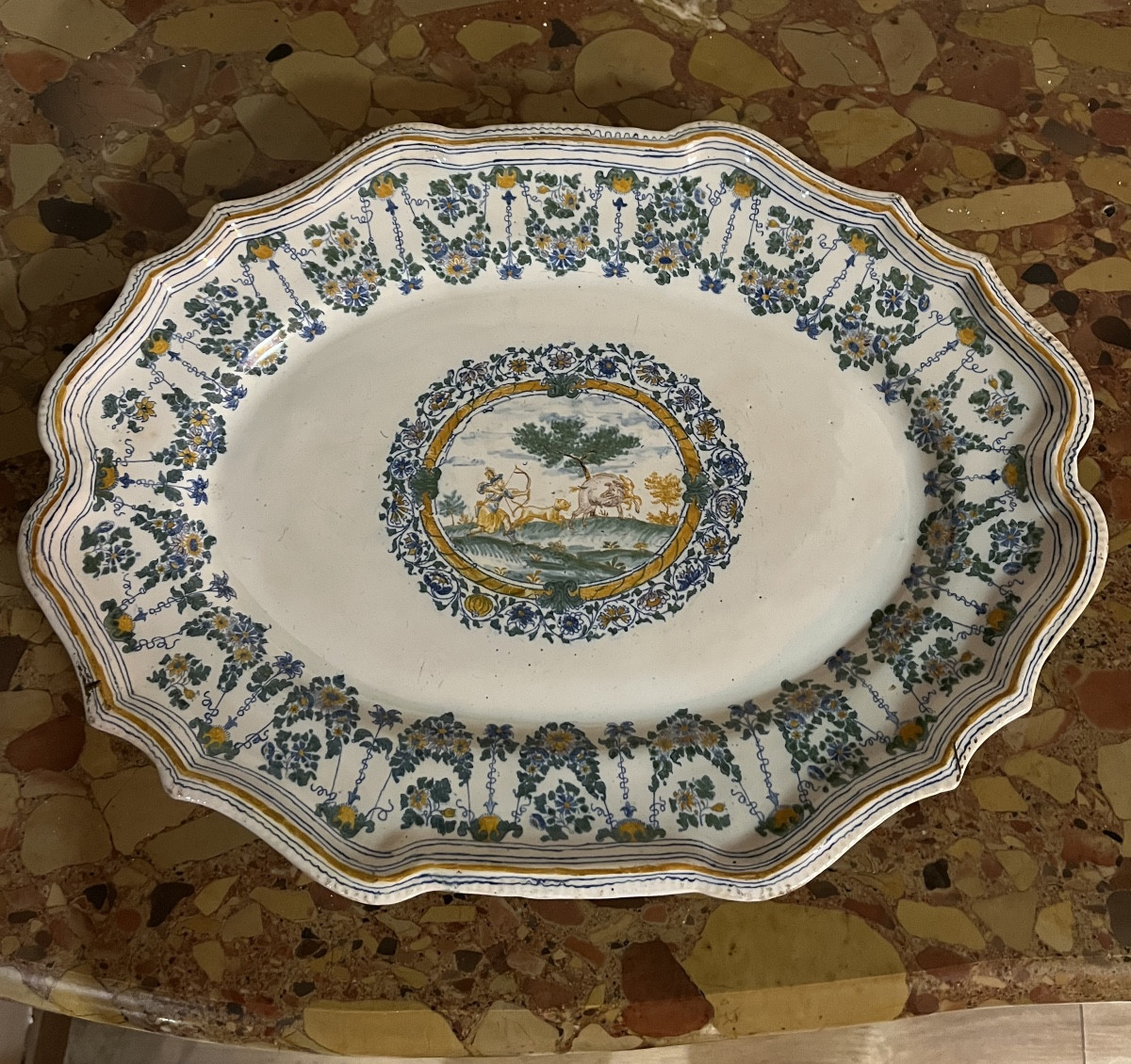 Grand plat en faïence de Moustiers 18eme Olerys