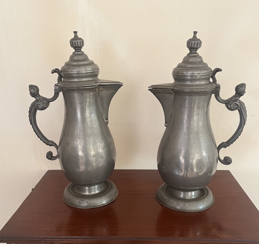 Paire de pots de communion en étain 18eme siecle
