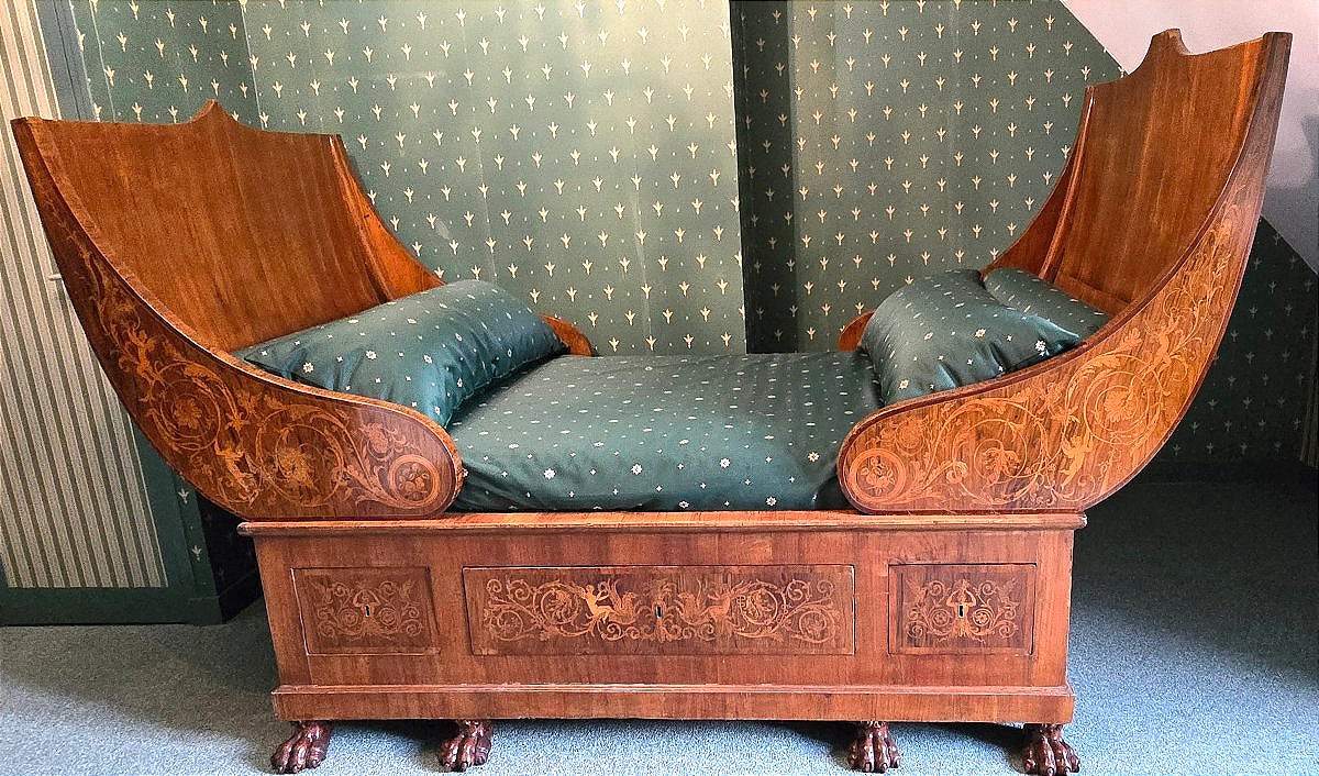Lit En Noyer Et Marqueterie, Époque Charles X, Début XIXe.  (251cm x 120cm)