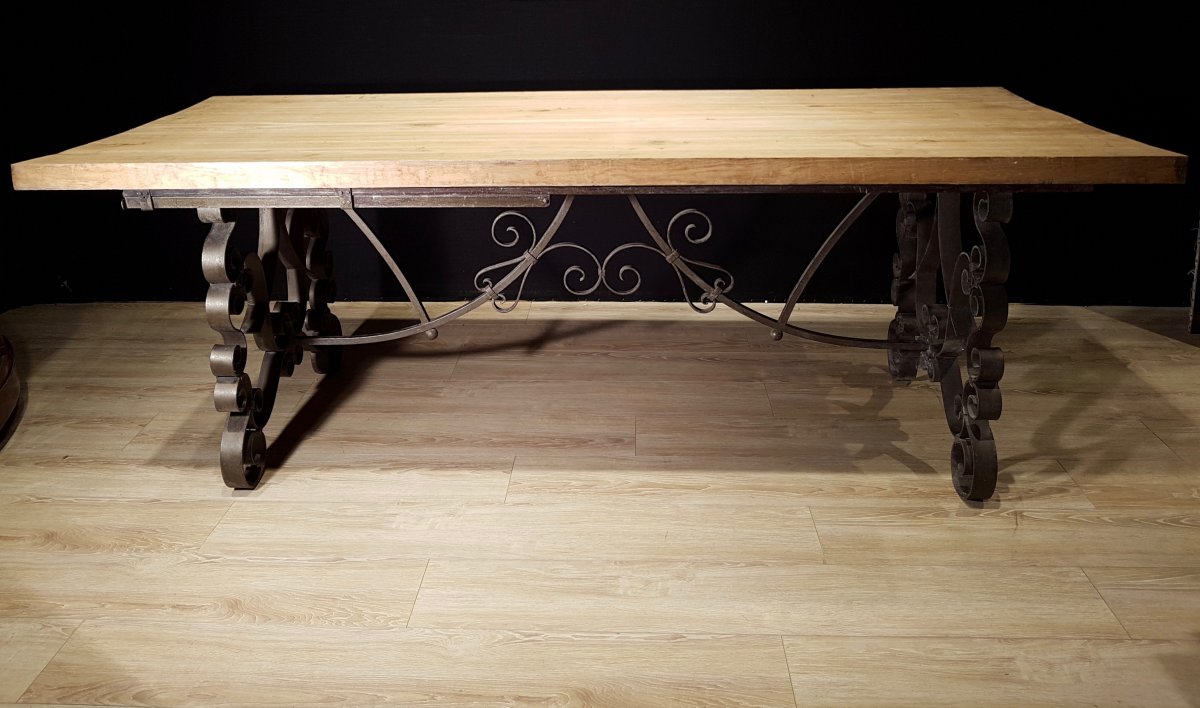 Table En Chêne Et En Fer Forgé (225cm/270cm X 97cm).