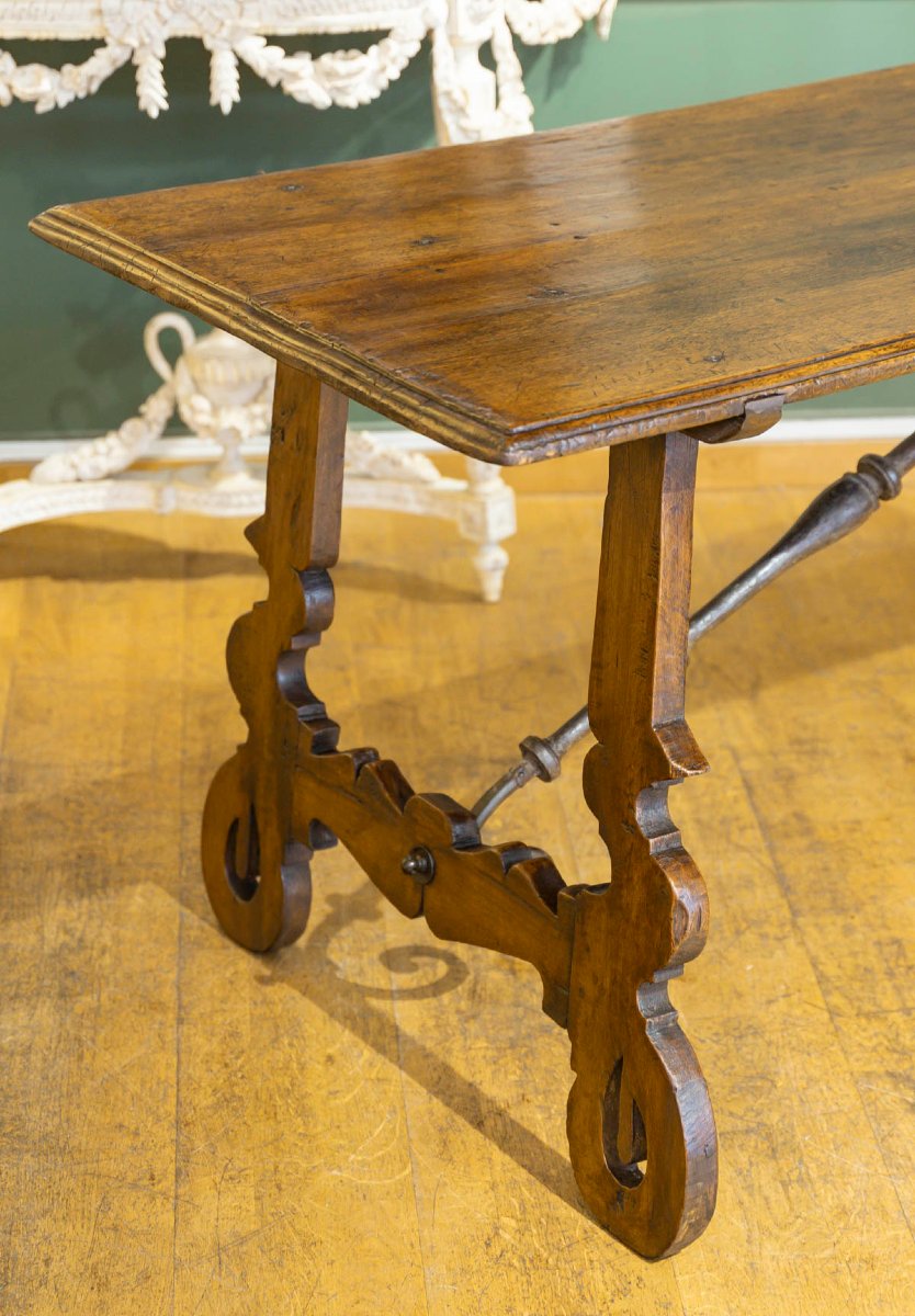 Table espagnole en noyer du 18ème siècle-photo-4