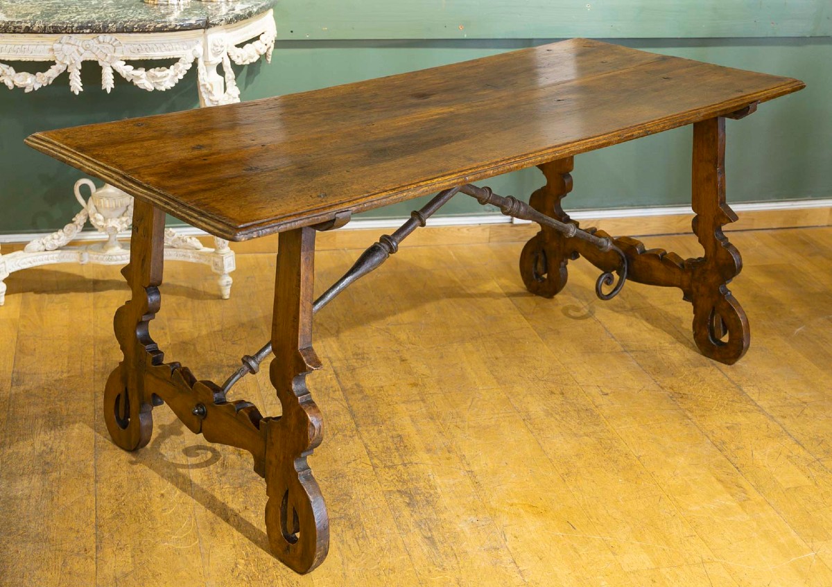 Table espagnole en noyer du 18ème siècle