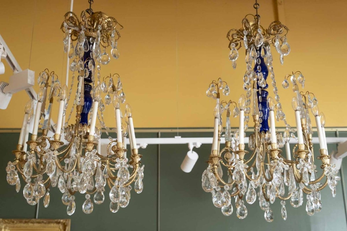 De style Louis XVI  Paire de lustres en cristal et bronze