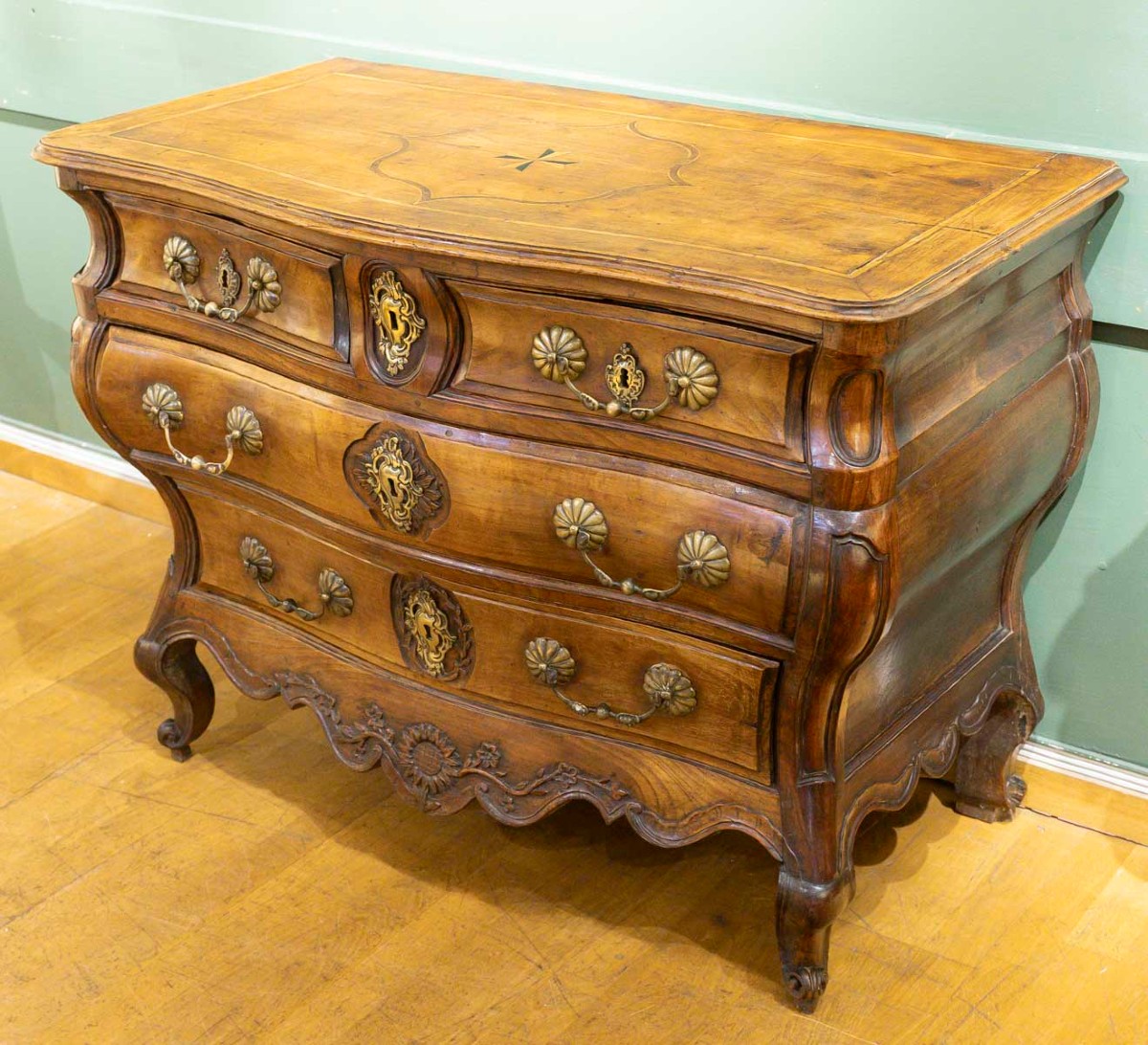 Commode tombeau en noyer, XVIIIème siècle