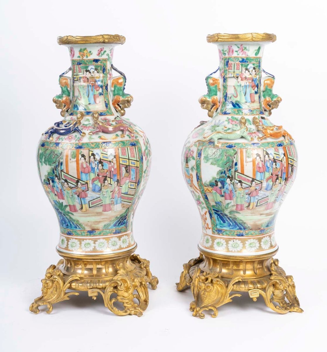 Grande paire de vases en porcelaine de Canton, XIXème siècle 