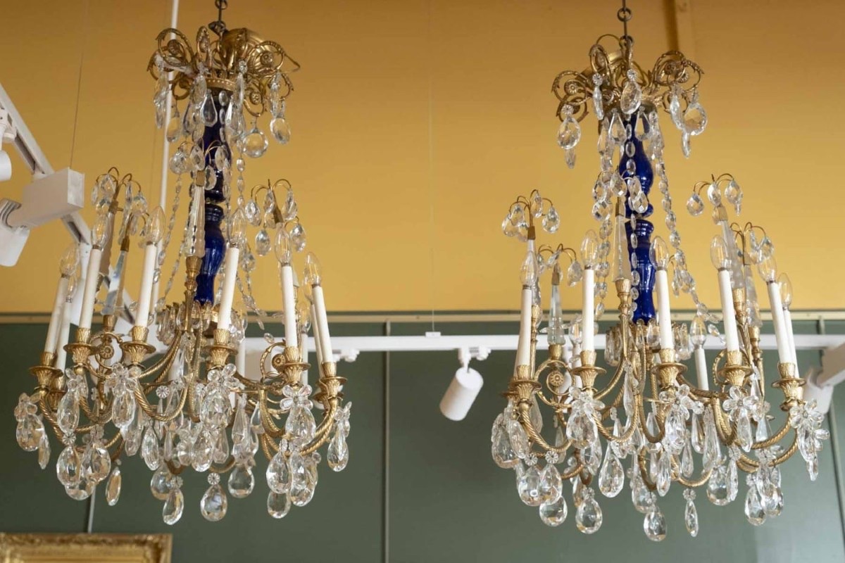 Paire de lustres de style Louis XVI en cristal et bronze doré, XIXème siècle 