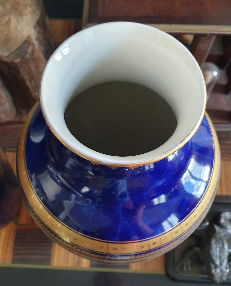 Paire de grands vases de Sèvres à fond bleu et dorure 1915 -photo-1