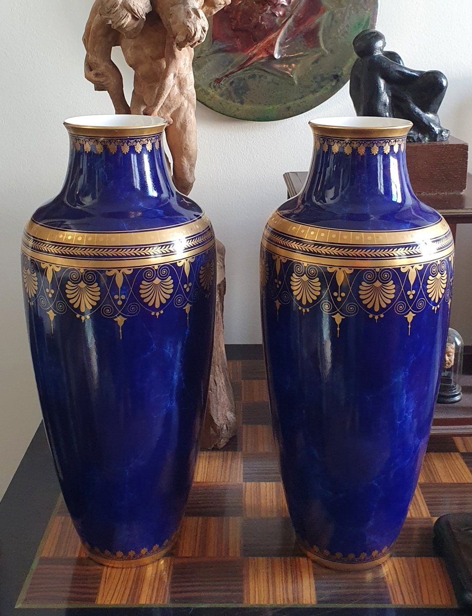 Paire de grands vases de Sèvres à fond bleu et dorure 1915 