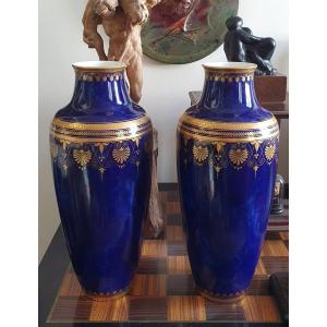 Paire de grands vases de Sèvres à fond bleu et dorure 1915