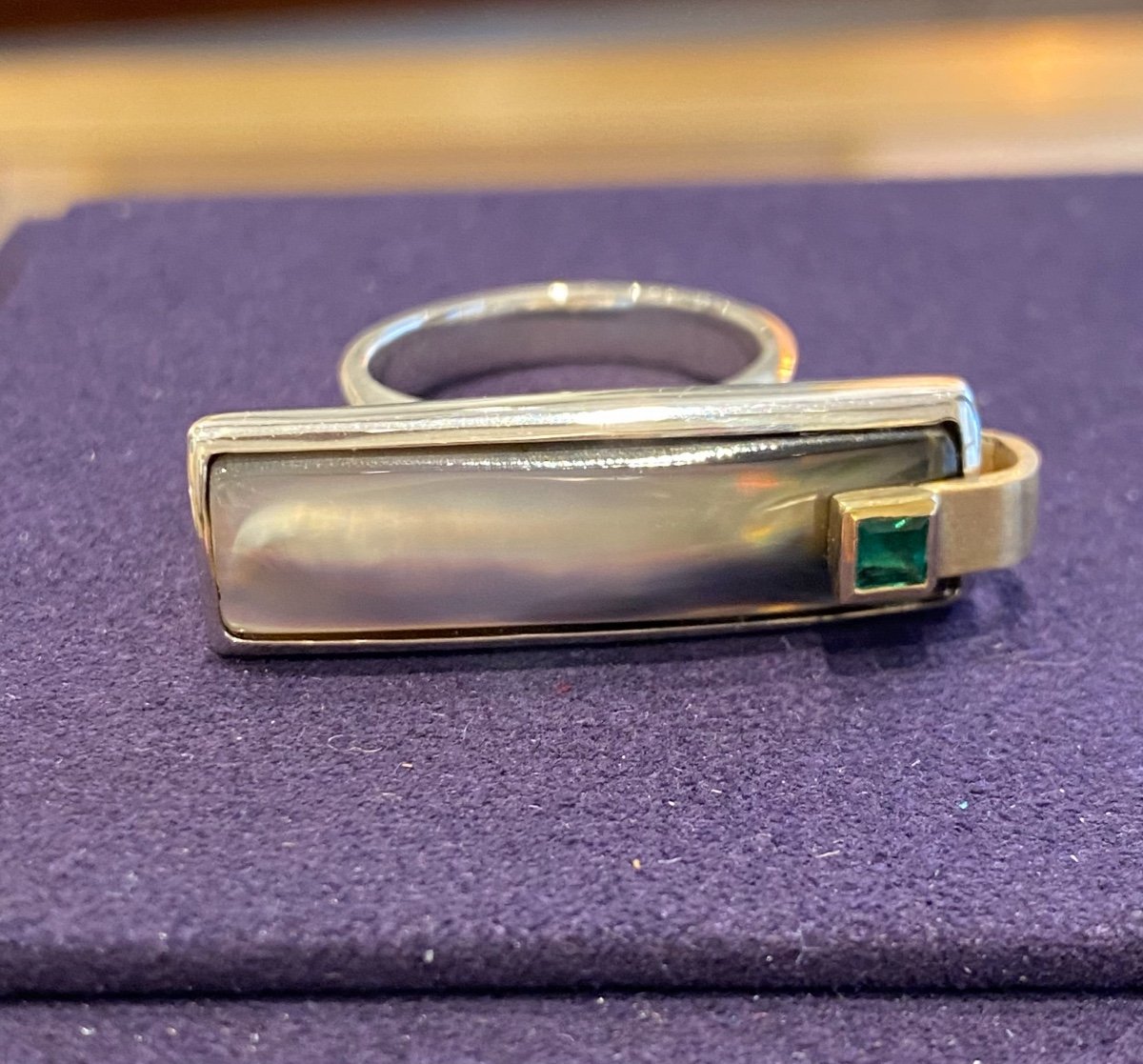 Janine Renard (1947), Modernist Mother-of-pearl And Emerald Ring-photo-1