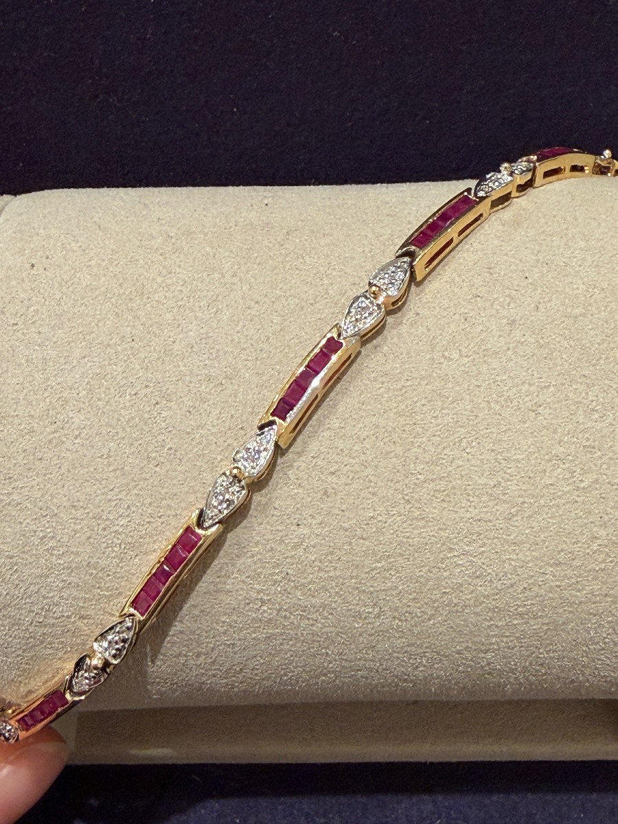 Bracelet articulé en or composé de maillons rubis et diamants