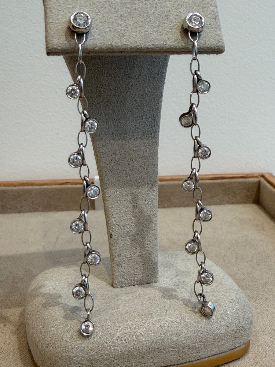 BOUCLES D'OREILLES EN OR GRIS CASCADE DE DIAMANTS