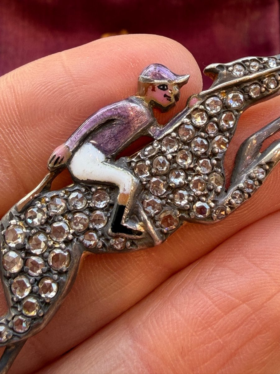 BROCHE VICTORIENNE ANCIENNE REPRESENTANT UN JOCKEY SUR SON PUR-SANG-photo-2