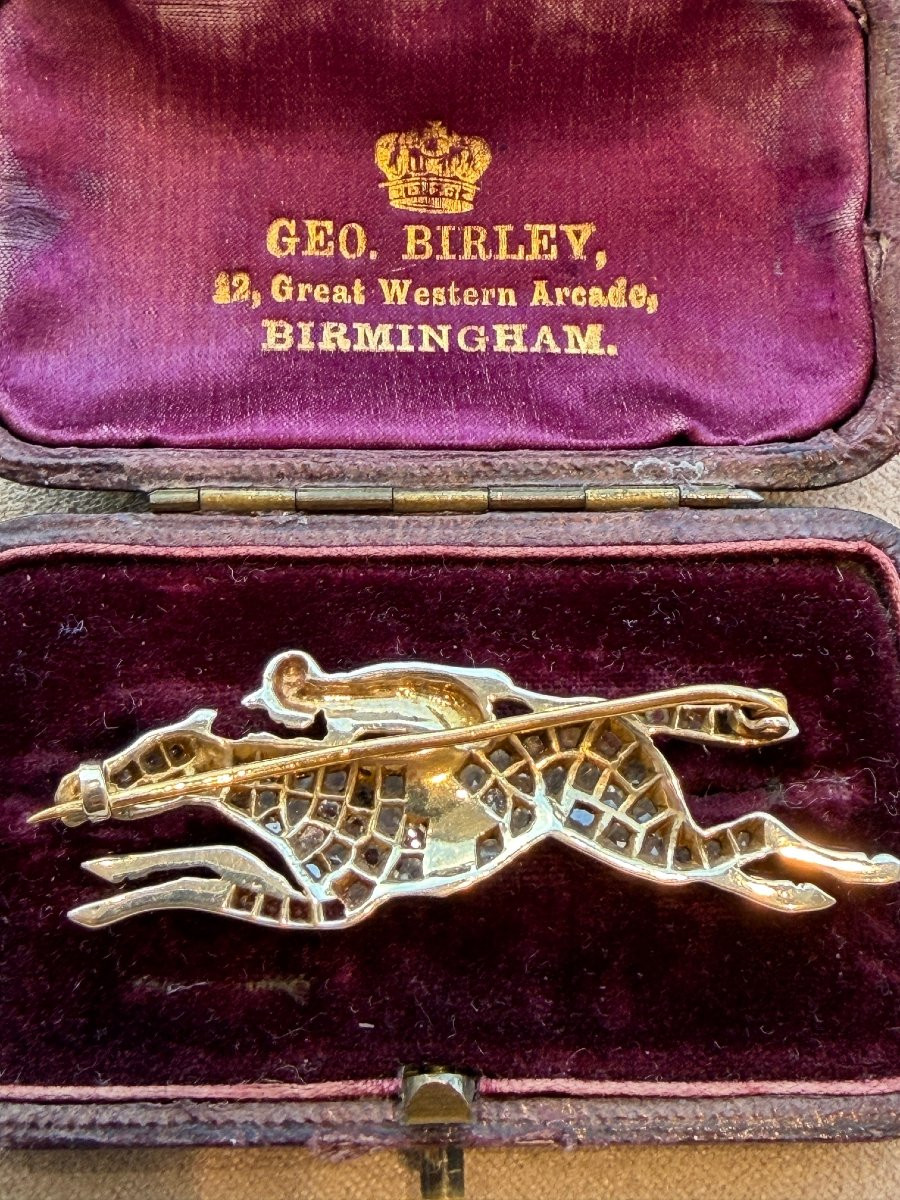 BROCHE VICTORIENNE ANCIENNE REPRESENTANT UN JOCKEY SUR SON PUR-SANG-photo-1