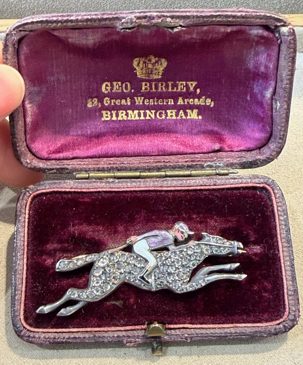 BROCHE VICTORIENNE ANCIENNE REPRESENTANT UN JOCKEY SUR SON PUR-SANG