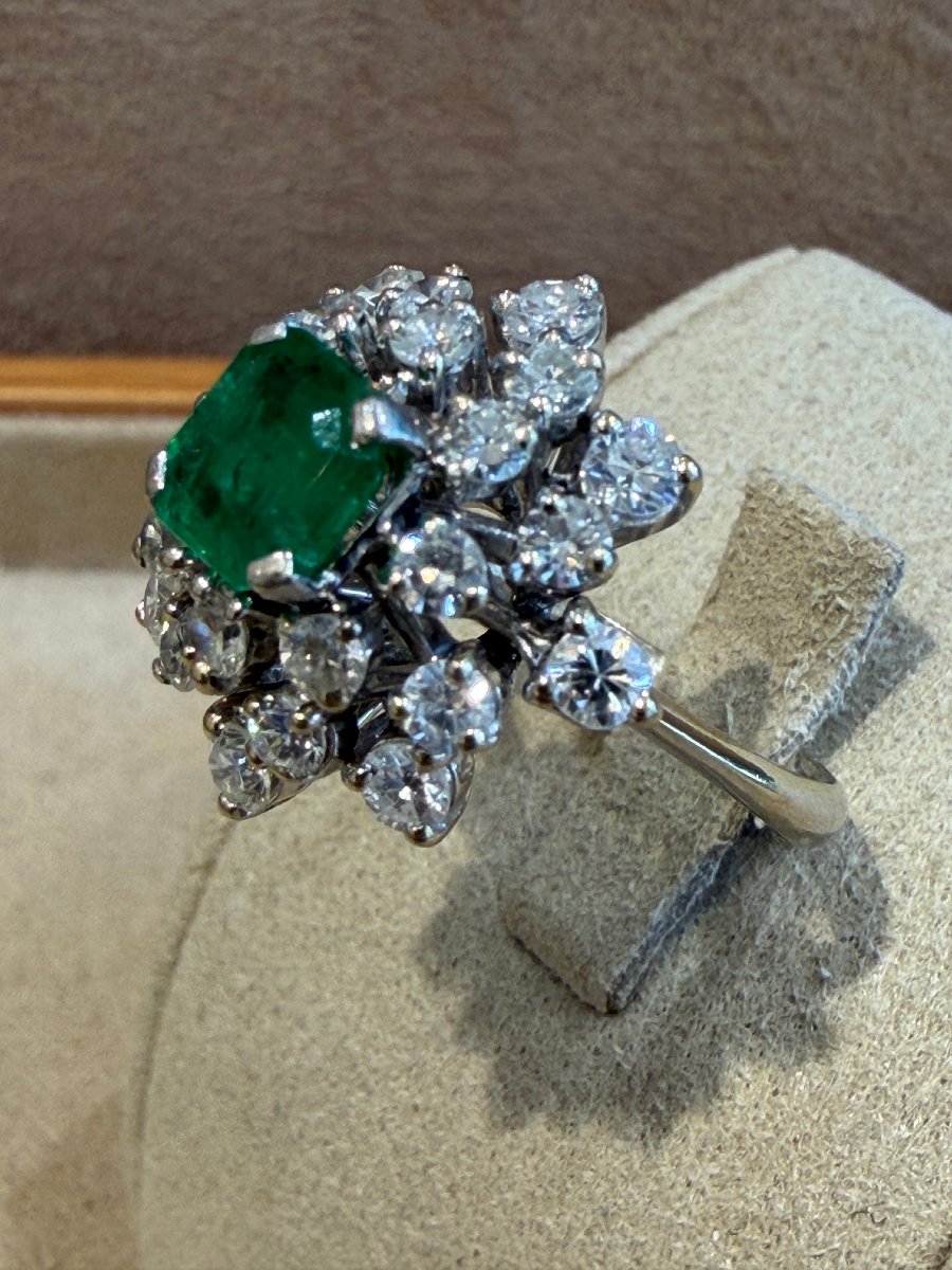 White Gold Ring With Diamonds And Emerald-photo-3