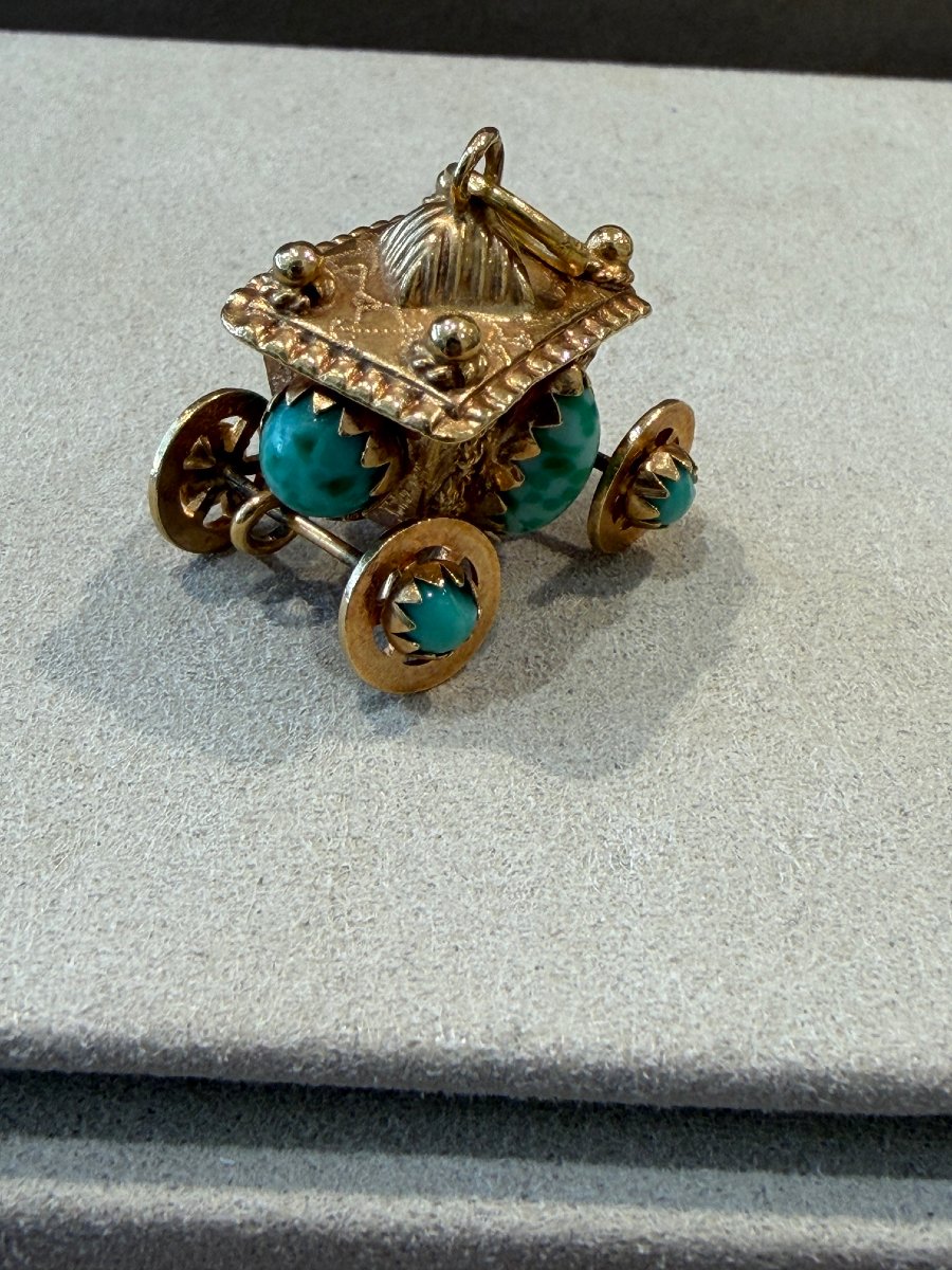 Mobile Charm Featuring A Golden Carriage & Glasswork 