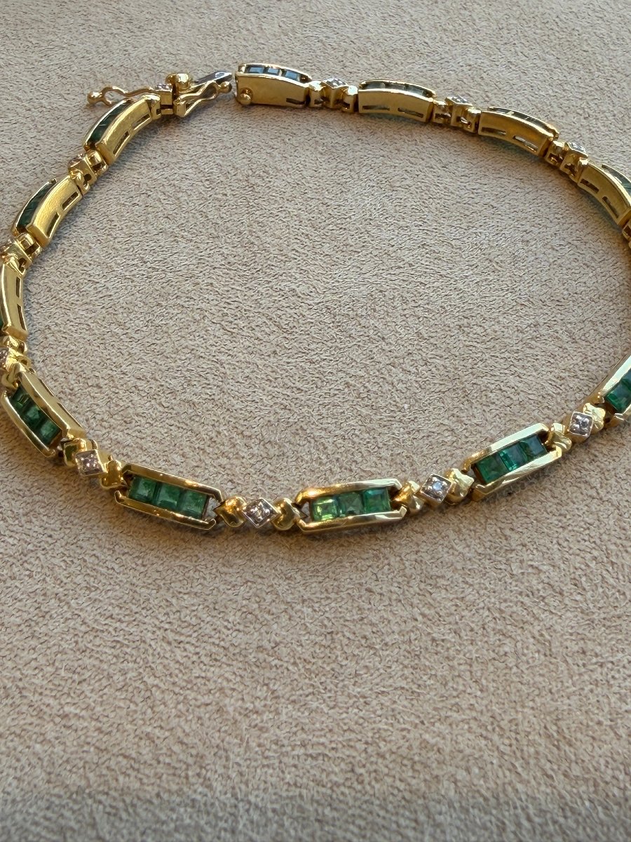 BRACELET EN OR, EMERAUDES ET DIAMANTS 