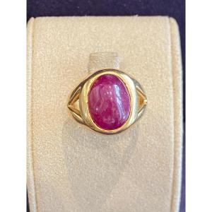 Bague chevalière ornée d'un rubis cabochon