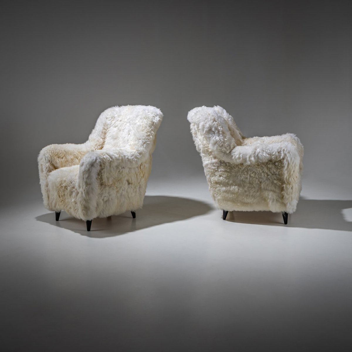 Paire de fauteuils en peau de mouton blanche, probablement d'Italie, milieu du XXe siècle-photo-2