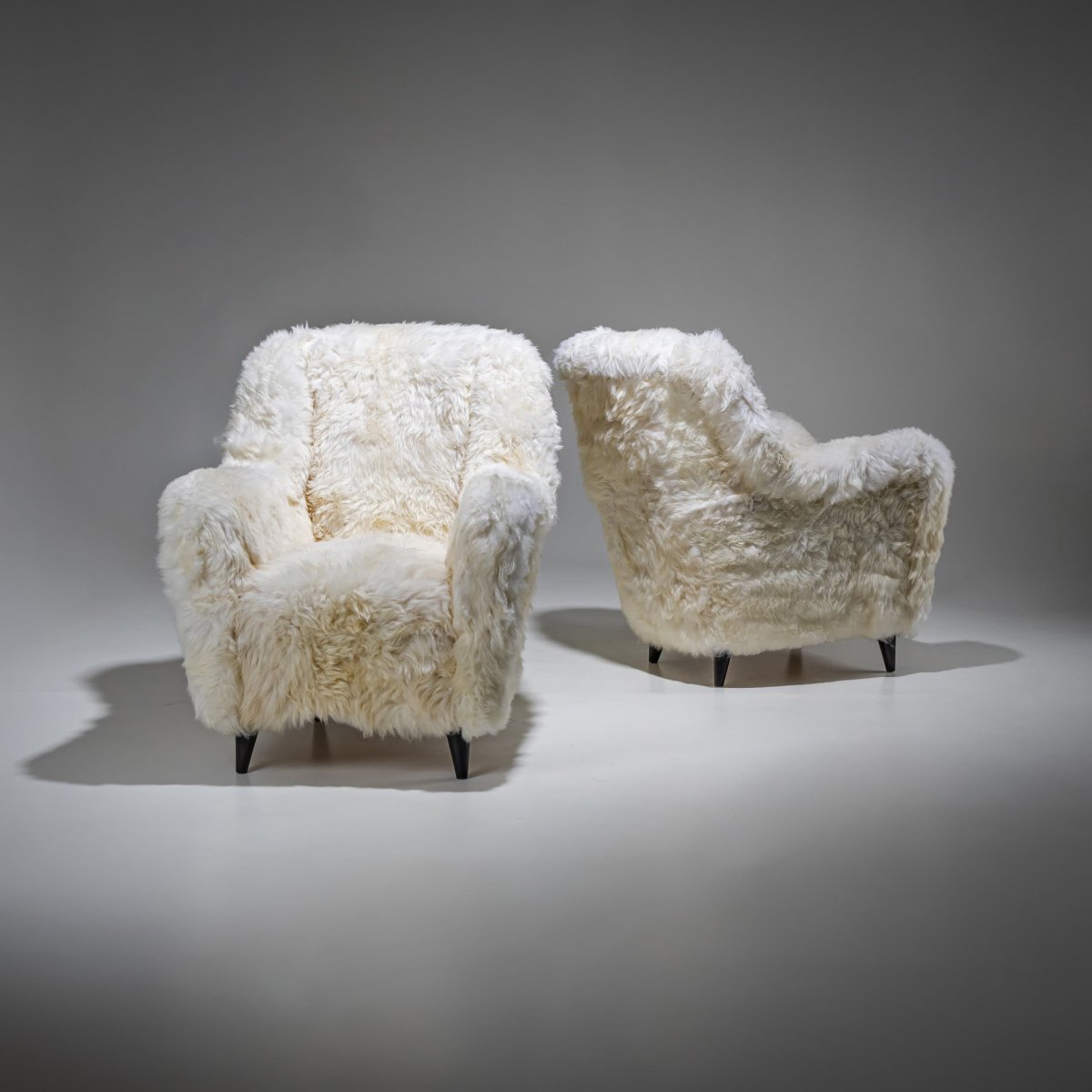Paire de fauteuils en peau de mouton blanche, probablement d'Italie, milieu du XXe siècle-photo-3