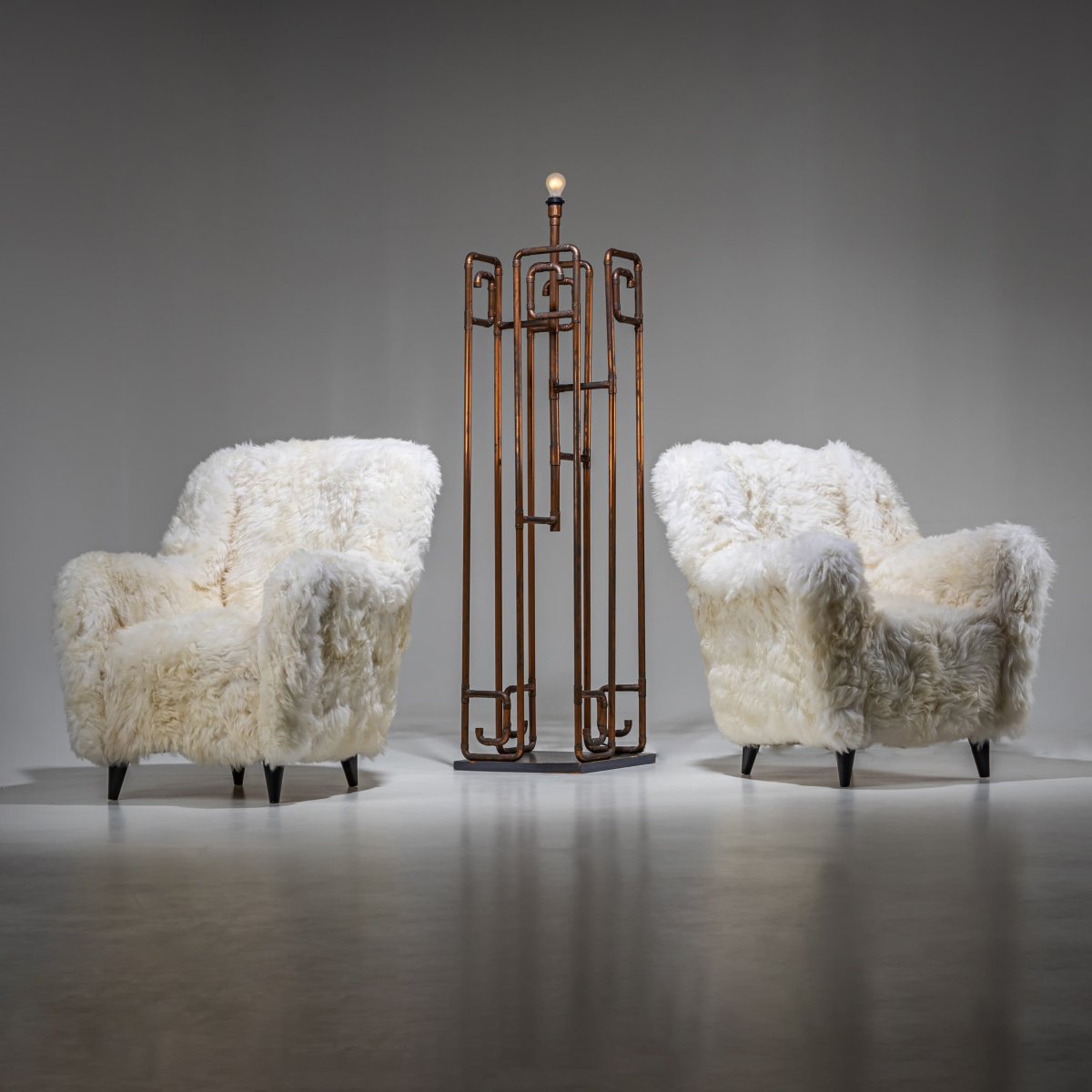 Paire de fauteuils en peau de mouton blanche, probablement d'Italie, milieu du XXe siècle-photo-4