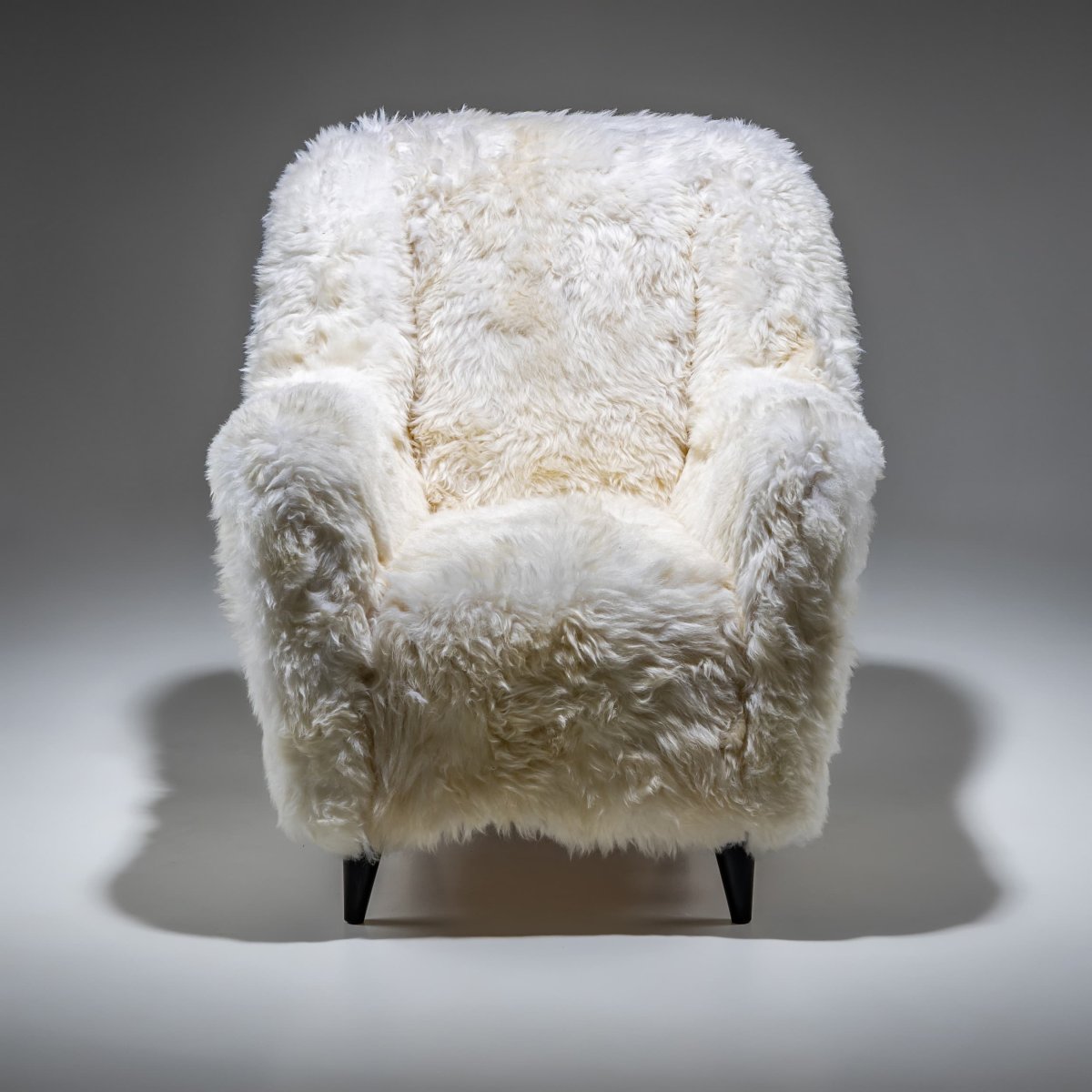 Paire de fauteuils en peau de mouton blanche, probablement d'Italie, milieu du XXe siècle-photo-4
