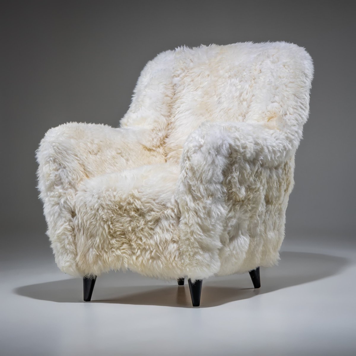 Paire de fauteuils en peau de mouton blanche, probablement d'Italie, milieu du XXe siècle-photo-5