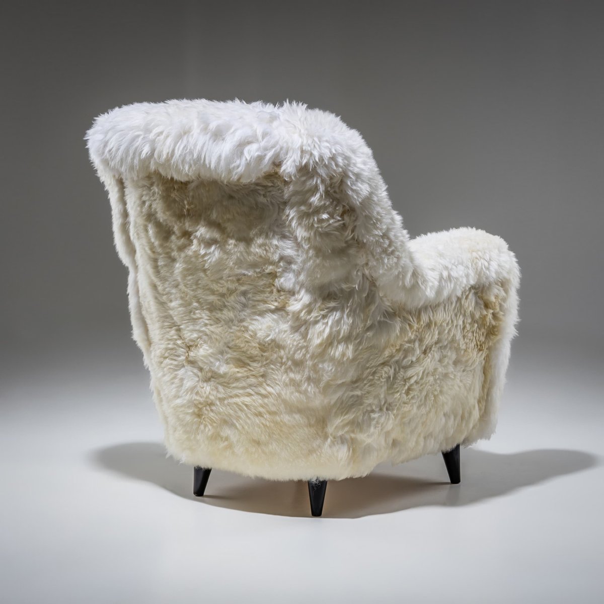 Paire de fauteuils en peau de mouton blanche, probablement d'Italie, milieu du XXe siècle-photo-8