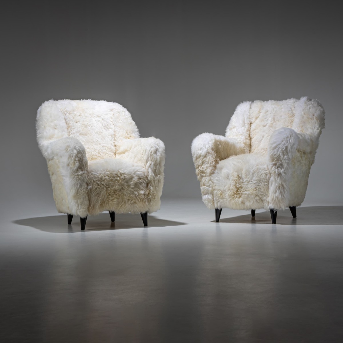 Paire de fauteuils en peau de mouton blanche, probablement d'Italie, milieu du XXe siècle