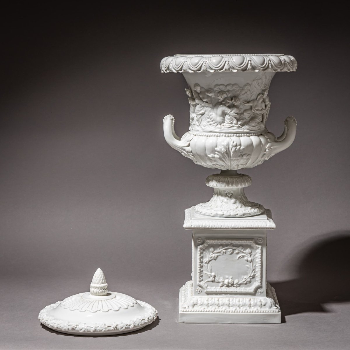 Antique-style Porcelain Lidded Crater Vase, Germany, 20th Century-photo-6