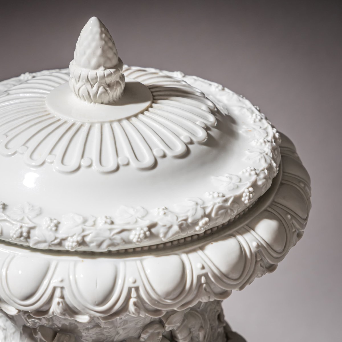 Antique-style Porcelain Lidded Crater Vase, Germany, 20th Century-photo-7
