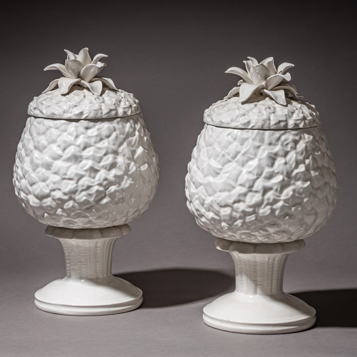 Paire de vases à couvercle en forme d'ananas en porcelaine, XXe siècle