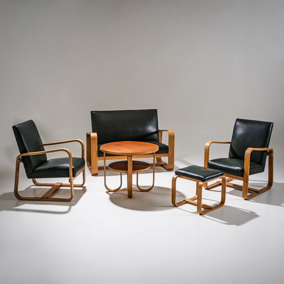 Ensemble de sièges par Giuseppe Pagano Pogatschnig (Italie, 1896-1945), années 1940