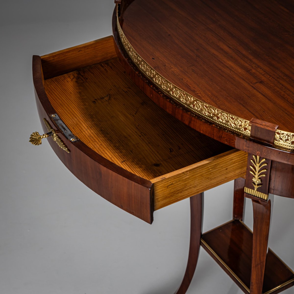Table d'appoint ovale de style Empire, début du XIXe siècle-photo-5