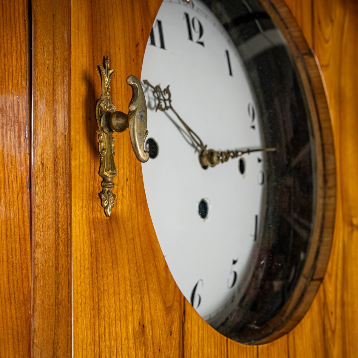 Grande pendule de parquet Biedermeier en bois de cerisier, Allemagne vers 1820-photo-3