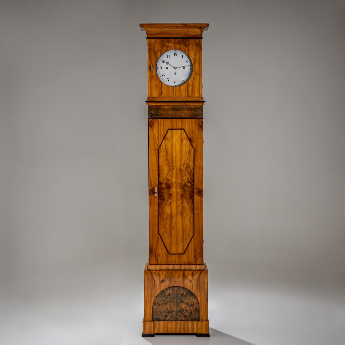 Grande pendule de parquet Biedermeier en bois de cerisier, Allemagne vers 1820