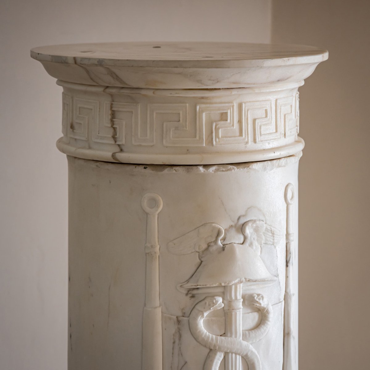 Colonne en marbre ornée des attributs de Mercure, Italie, probablement Florence, début du XIXe -photo-2