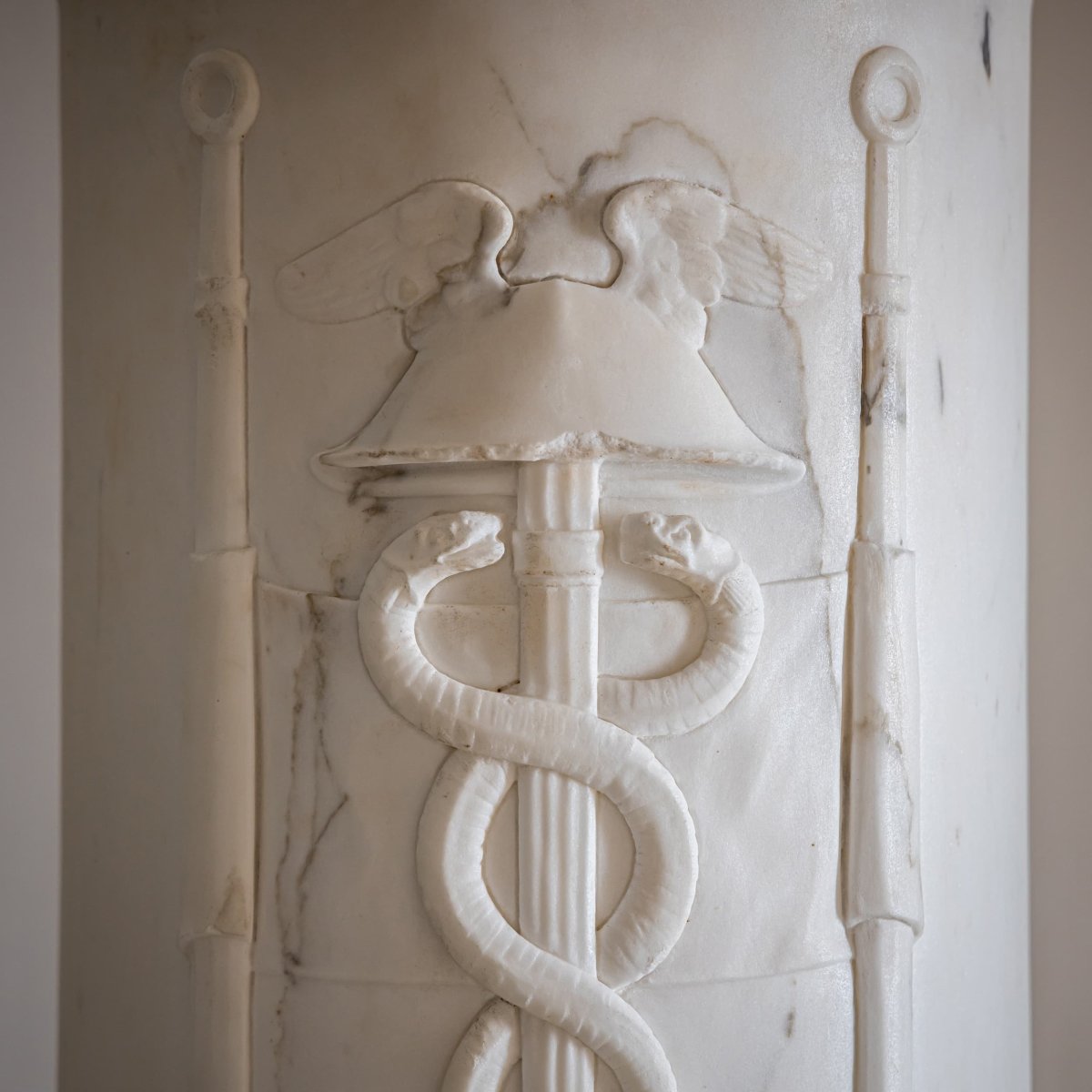 Colonne en marbre ornée des attributs de Mercure, Italie, probablement Florence, début du XIXe -photo-3