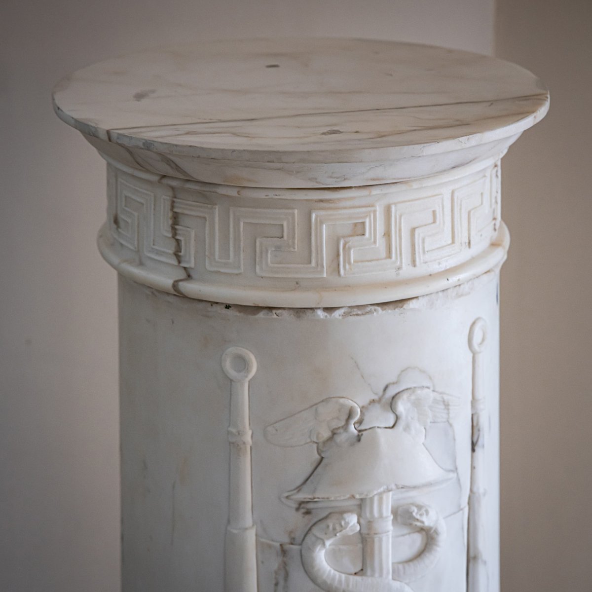 Colonne en marbre ornée des attributs de Mercure, Italie, probablement Florence, début du XIXe -photo-3