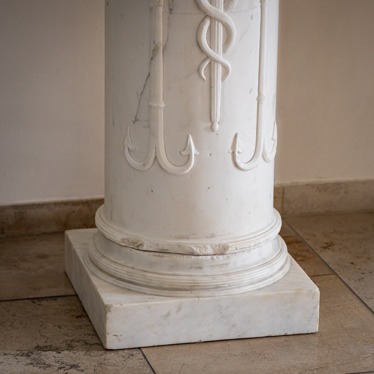 Colonne en marbre ornée des attributs de Mercure, Italie, probablement Florence, début du XIXe -photo-4