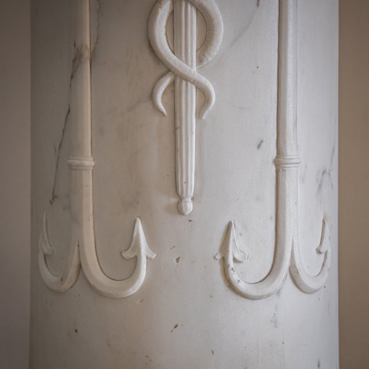 Colonne en marbre ornée des attributs de Mercure, Italie, probablement Florence, début du XIXe -photo-8