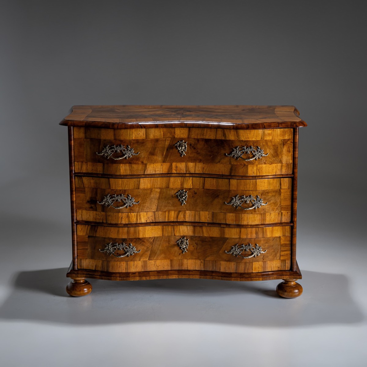 Commode baroque en noyer, milieu du XVIIIe siècle