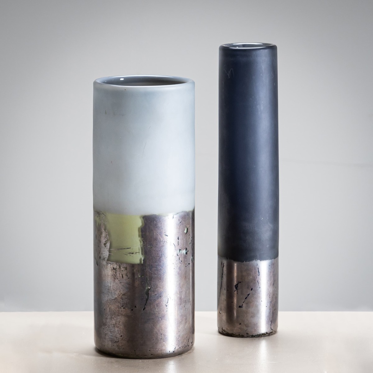 Deux vases, fabriqués en Angleterre, vers 2000