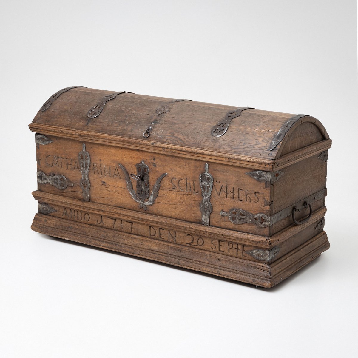 Coffre baroque à couvercle bombé, chêne, daté de 1717-photo-3