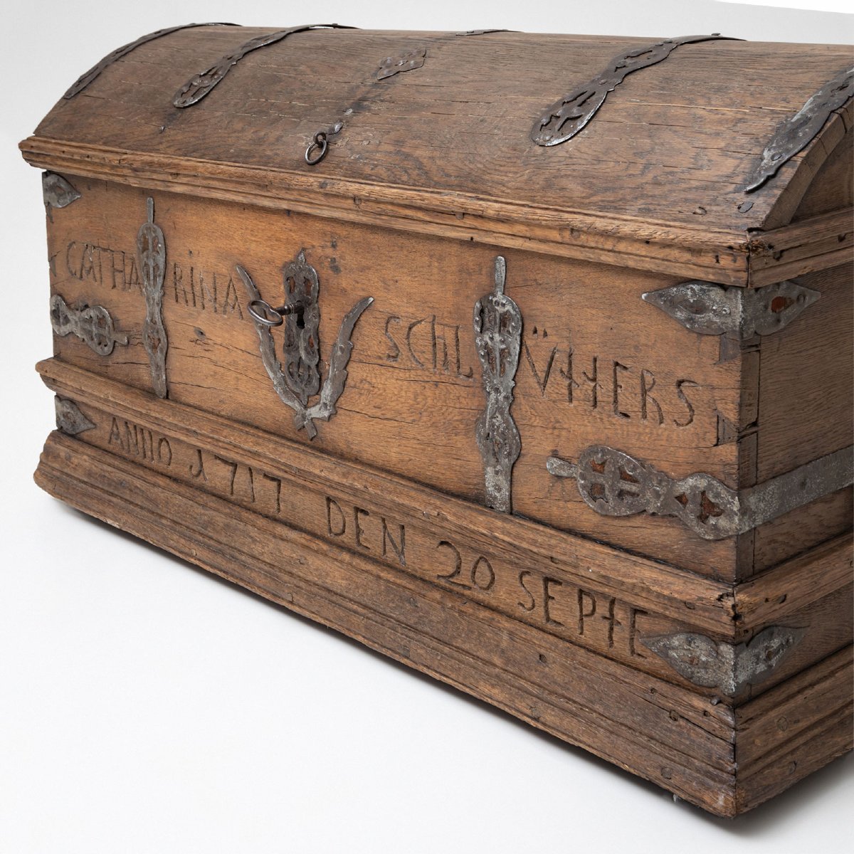 Coffre baroque à couvercle bombé, chêne, daté de 1717-photo-4