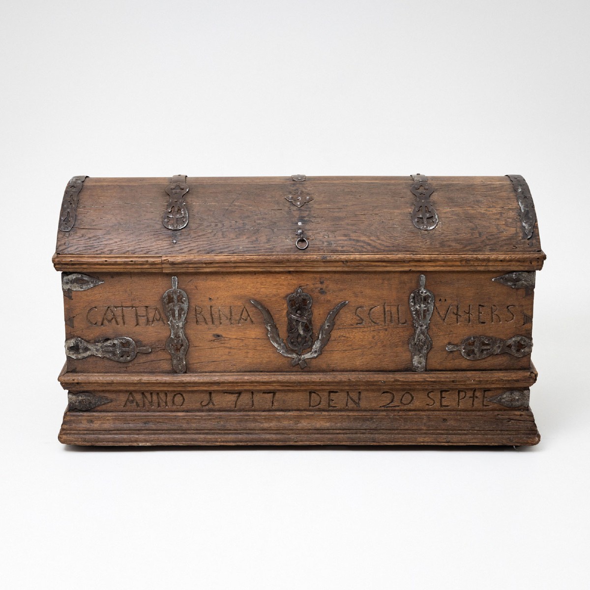 Coffre baroque à couvercle bombé, chêne, daté de 1717